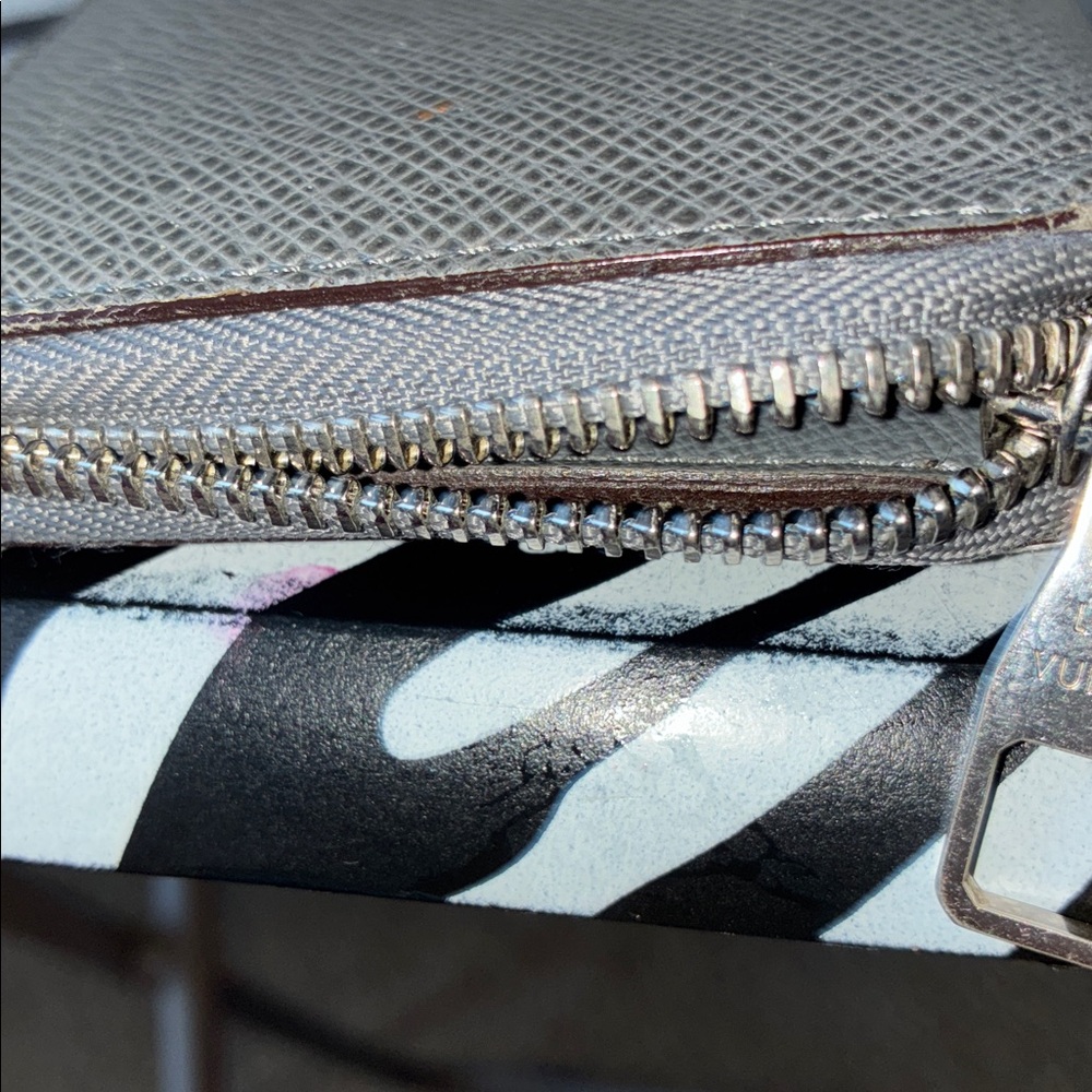 Louis Vuitton Silver Tiaga Wallet - Picture 8 of 17